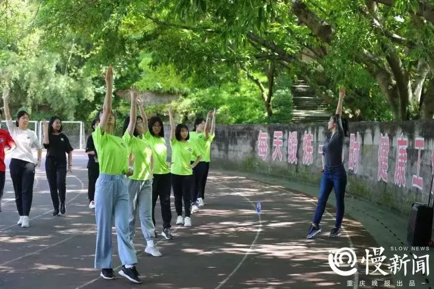 中考游泳标准视频教程_中考游泳如何游得快_怎样学游泳技巧中考满分